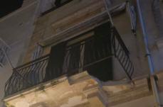 Paura a Polignano, cade un pezzo di un balcone su un&rsquo;auto: nessun ferito