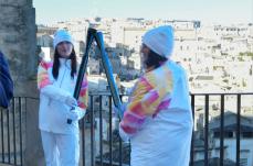 Milano Cortina 2026, la Fiamma Olimpica attraversa i suggestivi sassi di Matera. E da oggi il viaggio entra in Puglia