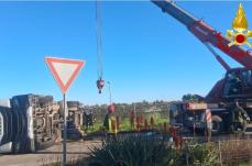 Cellino San Marco, camion si ribalta sulla provinciale: non ci sono feriti