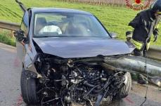 Fasano, scena da film sulla provinciale: macchina trafitta dal guard rail, illeso il conducente