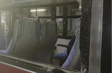 Lanciano sassi contro due autobus a Brindisi: vetrate dei mezzi in frantumi