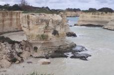 Ricostruire un memoriale dell&rsquo;Arco dell&rsquo;Amore: l&rsquo;idea di un architetto salentino dopo il crollo. E scrive a Decaro e Meloni