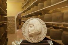 A Filiano l'arte di Donato Macchia: dal mestolo allo scalpello per intagliare capolavori di scultura casearia