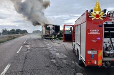 Camion prende fuoco sulla Brindisi-Lecce: non ci sono feriti, strada bloccata