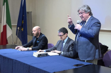 Anche a Brindisi polemiche per la presentazione di Caio Mussolini, le frasi choc: &laquo;I fascisti non erano violenti&raquo;