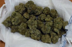 Bitonto, spacciatori in fuga lasciano 650 dosi di droga sui tetti delle abitazioni