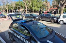 Foggia, perde il controllo dell'auto e tampona 5 auto parcheggiate: uomo in codice rosso dopo un malore VIDEO