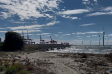 Taranto, tutti contro il nuovo rigassificatore nel porto