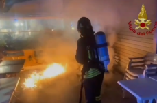 Brindisi, incappucciato appicca fuoco contro un bar e scappa: indagano i carabinieri