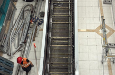 Bari, in aeroporto arrivano nuove scale mobili: stamattina smontati i vecchi impianti VIDEO