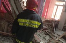 Momenti di paura a Foggia: crolla il solaio in uno stabile, nessun ferito VIDEO