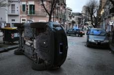 Foggia, urta contro due auto in sosta e poi si ribalta su un fianco: rocambolesco incidente all'alba