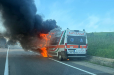 Matera, ambulanza prende fuoco sulla statale: a bordo solo il conducente, non ci sono feriti