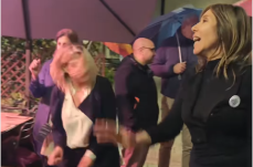 Referendum, a Lecce si festeggia ballando sulle note di Nada: in piazza anche Miglietta e De Castris VIDEO