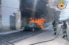 Oria, auto in transito prende fuoco: illeso il conducente