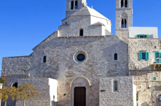 Molfetta, si allaga il Duomo per le piogge continue: secchi tra i banchi dei fedeli