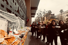 Bari, una festa in piazza Cesare Battisti: &egrave; la Pasqua delle badanti georgiane