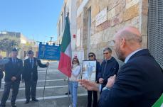 Bari Palese, ricollocata la targa del capitano Nicola Maiorano sul Municipio