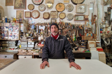 Bari, al quartiere Madonnella la falegnameria dove la magia di legno e colla d&agrave; vita ad opere d&rsquo;arte