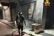 Notte di fuoco a Brindisi: scoppia il rogo in una palestra, si ipotizza il dolo. In fiamme anche un'auto al Sant' Elia