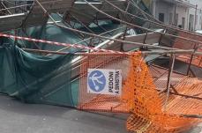 Forti raffiche di vento nel Brindisino, cadono due ponteggi edili