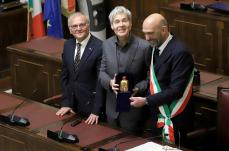 Bari omaggia Claudio Baglioni con la sacra Manna di San Nicola: &laquo;Grazie per quell'indimenticabile concerto tra le macerie del Petruzzelli&raquo;