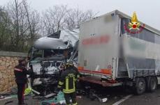 Scontro tra due camion sulla Potenza-Melfi: morto un conducente, un ferito in codice rosso