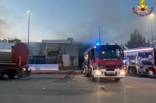 Altamura, incendio divampa in un capannone nella zona industriale: alte colonne di fumo in citt&agrave;