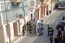 Ceglie del Campo, scontro tra un Suv e un'utilitaria: auto si ribalta in via Umberto I