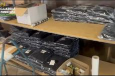 Barletta, chiuse fabbriche di contraffazione abbigliamento: 100mila capi sequestrati, 8 denunce