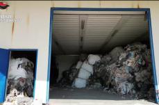 Gestivano un traffico illecito di rifiuti tra Puglia, Grecia e Bulgaria: sei arresti e sequestri da 300mila euro VIDEO