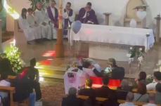 Bisceglie piange Alicia, chiesa gremita per i funerali della 12enne morta travolta da un albero VIDEO