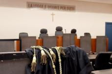 Taranto, sequestrata in casa anziana disabile si suicida: indagato il figlio 34enne