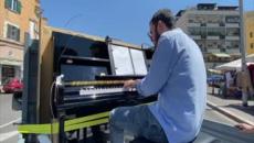 Roma, un'ape-car e un piano fanno risuonare Puccini nelle periferie