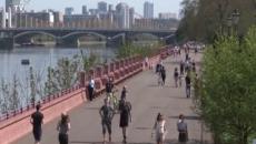 Coronavirus, passeggiate sul fiume e al parco per i londinesi