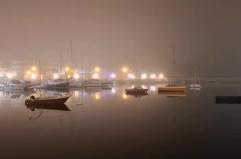 Bari, la nebbia rende magica l'atmosfera natalizia