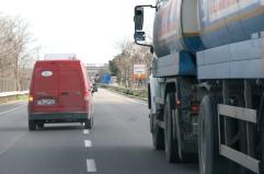 Cerignola, assalto armato e spari sull' A14 per rapinare un tir carico di carne: autista picchiato e sequestrato