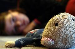 Lecce, bimba di 9 anni denuncia: «Mamma mi picchiava e mi tappava la bocca con l'asciugamano». Scatta l'inchiesta