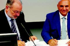 La firma della convenzione tra Università e Irccs durante l’inaugurazione della Biobanca (nelle foto sotto): il rettore Uricchio, a sinistra, e il direttore generale dell’Irccs Delvino