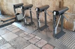 Polignano, quei tornelli a pagamento senza una ordinanza: tutto regolare?