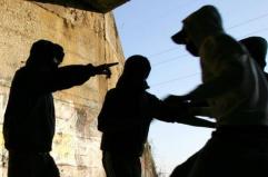 Foggia, 70enne vittima di una baby gang: lancio di pietre e uova contro casa