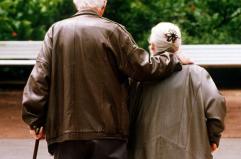 Lungo le vie infinite di nonni e nonne in perenne gioventù