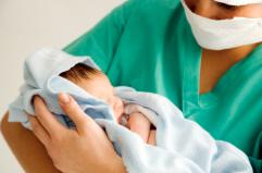 Maria l'ostetrica e i tre gemellini nati a Santeramo
