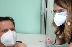Covid, specializzanda del Policlinico di Bari: «Ho vaccinato il mio papà, paziente fragile»