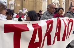 Taranto, cittadini in corteo contro l'ex Ilva: «Vogliamo la città libera». Depositato ricorso contro l'Aia