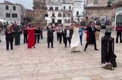 A Ostuni il matrimonio diventa un flash mob: il ballo virale in piazza sulle note di Sal Da Vinci VIDEO