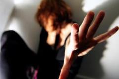 Getta benzina sul volto della ex minacciando di darle fuoco: arrestato 23enne a Lecce