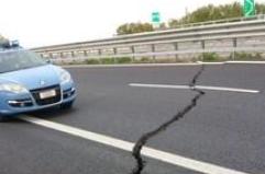 L&rsquo;Italia spezzata dalla frana, ogni euro risparmiato sulla prevenzione &egrave; un danno