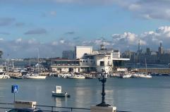 Bari, pestato e abbandonato al molo di Sant'Antonio con naso e omero fratturati: indagano i carabinieri