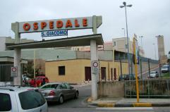 Monopoli, 42enne nudo salta su un'auto e distrugge una tabaccheria: panico in via Procaccia. L'uomo &egrave; stato portato in ospedale